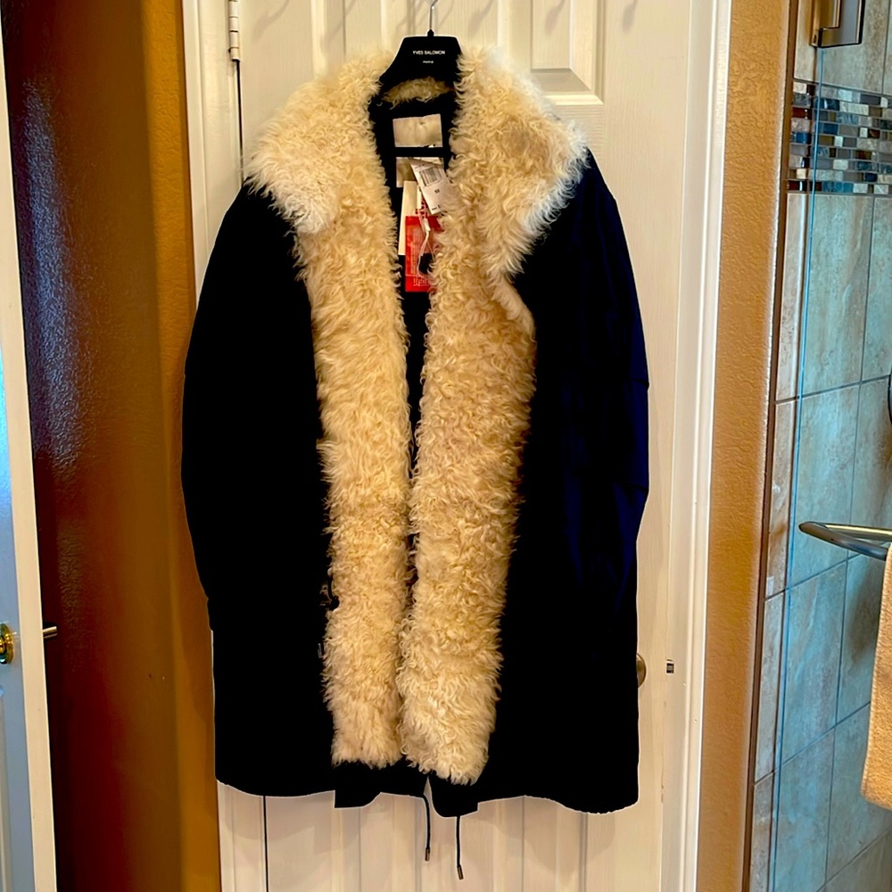 Black parka, length 38 1/2”, shoulder: 27”, width 48”